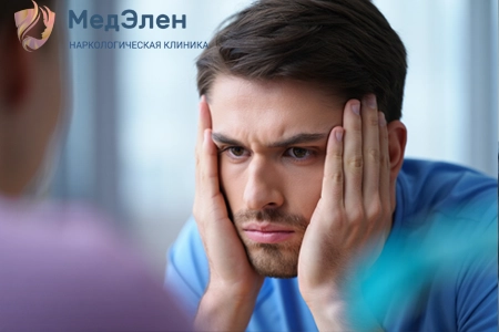 Озадаченный мужчина держится обеими руками за голову